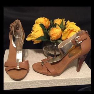 NWOT Nine West Camel and gold heel
